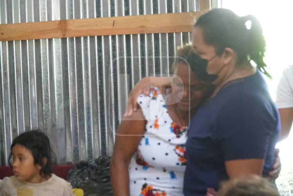 Velatorio de la pequeña Nicole Hernández Rosa, de 4 años, quien murió soterrada por un muro que colapsó en la Colonia El Estadio de San Pedro Sula. Fotografía: La Prensa / José Cantarero. 