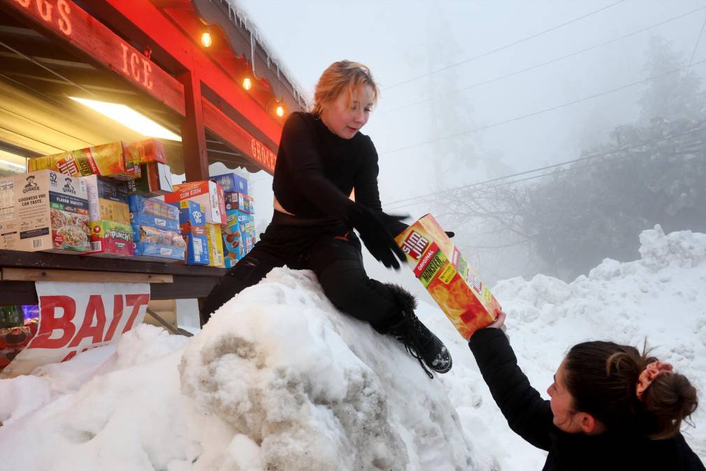 A finales de febrero, California experimentó una serie de tormentas que dejaron nieve en lugares donde hacía décadas no caía, como en las montañas de Los Ángeles. 