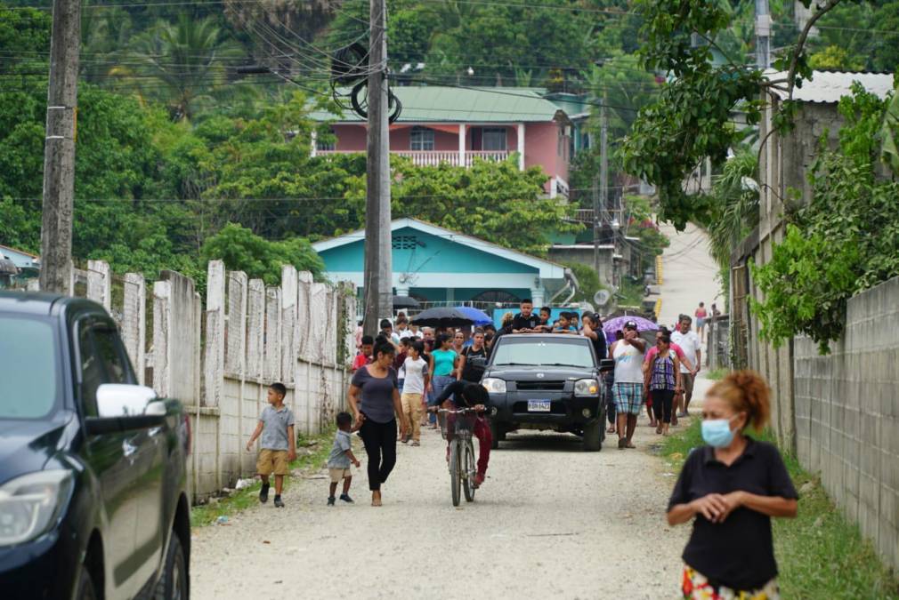 Familiares y vecinos que conocían a la menor, acompañaron el velatorio y posterior entierro de la niña en el cementerio de Baracoa, Puerto Cortés. 