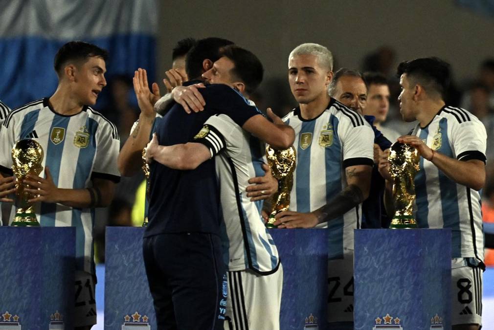 El emotivo abrazo de Messi con Scaloni durante los festejos del campeón del mundo.