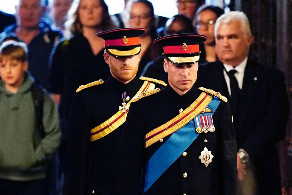 El rito duró aproximadamente un cuarto de hora el sábado por la noche, y Harry y William vistieron su uniforme militar.