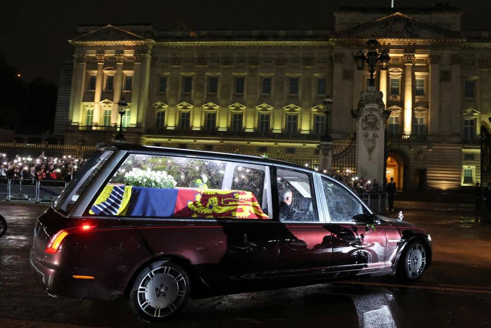 El gobierno avisó de que la gente podría tener que llegar a pasar la noche de pie, en la cola, para verla. “Tengan en cuenta esto antes de decidir asistir o traer a niños”, advirtió Downing Street.