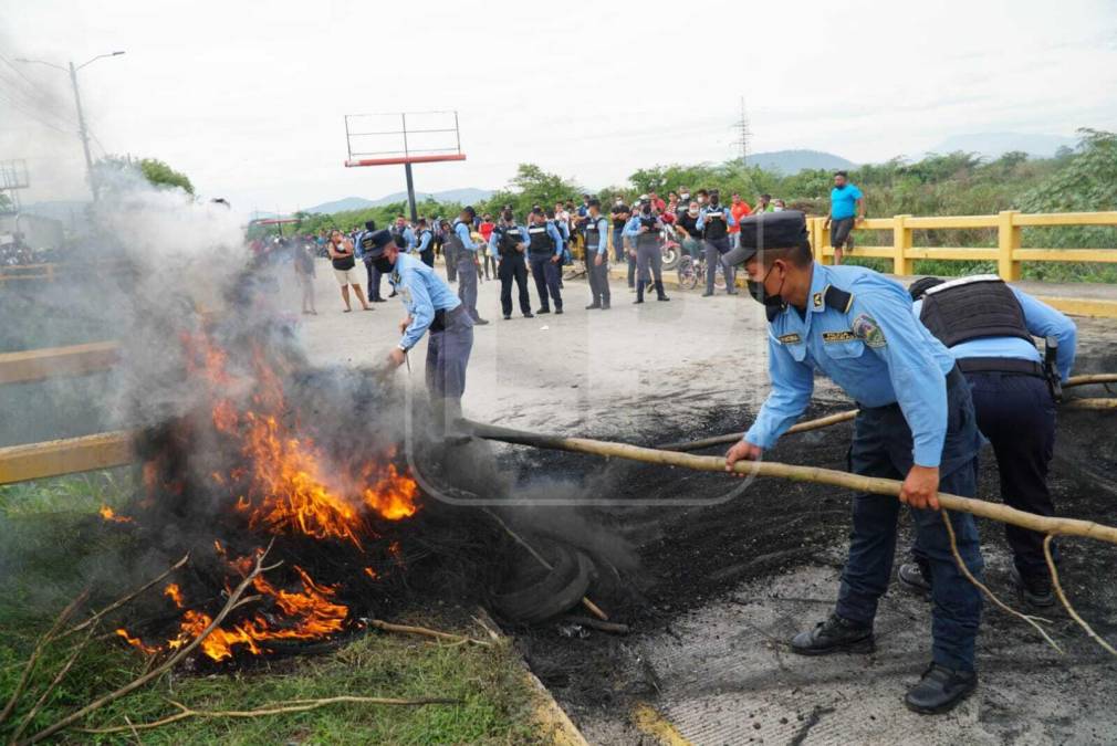 Protesta en la CA-13 (puente Río Chotepe) en La Lima, Cortés. Fotografía: La Prensa / José Cantarero. 