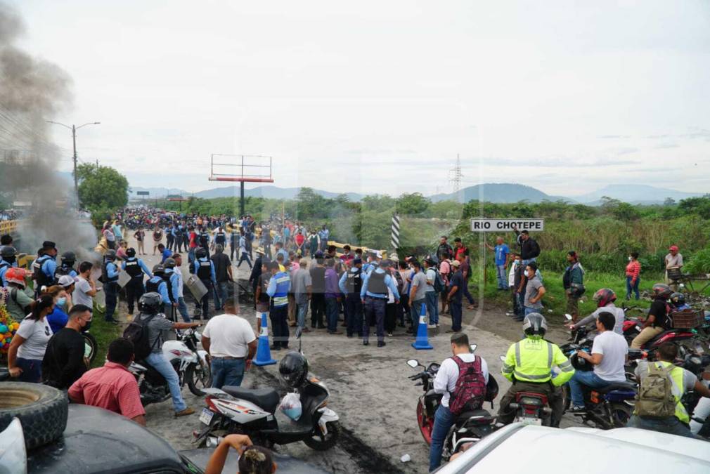 Protesta en la CA-13 (puente Río Chotepe) en La Lima, Cortés. Fotografía: La Prensa / José Cantarero. 