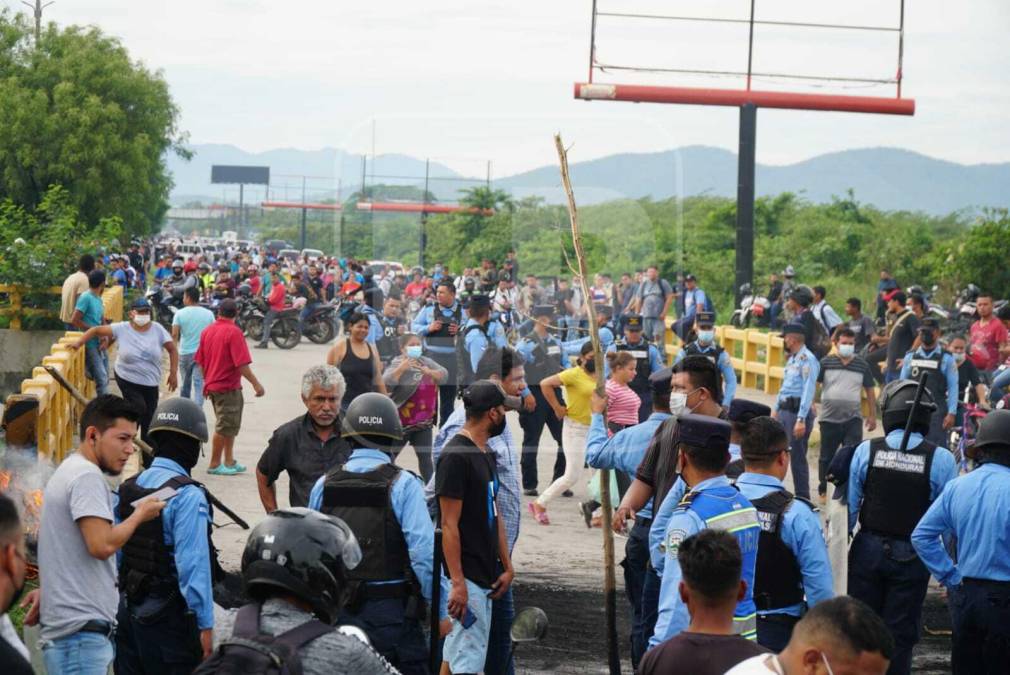 Protesta en la CA-13 (puente río Chotepe) en La Lima, Cortés. Fotografía: La Prensa / José Cantarero. 