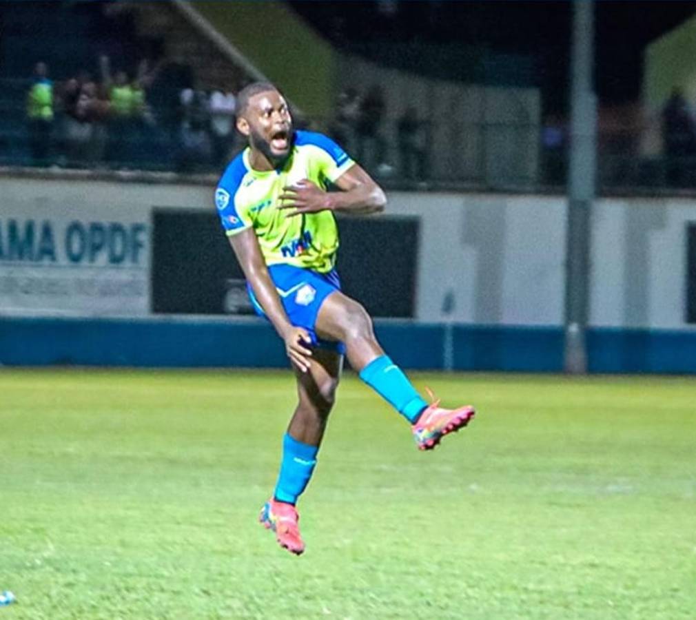 El festejo de Elison Rivas tras su gol que dio el triunfo al Olancho FC.