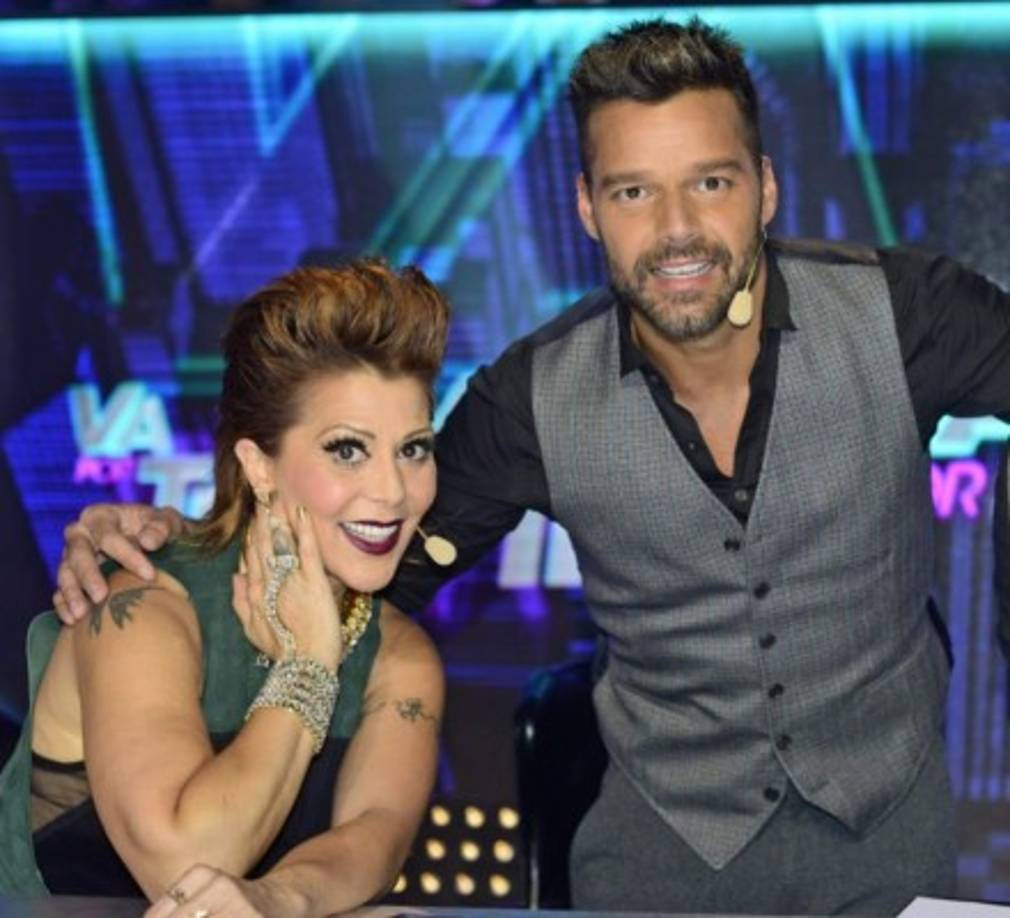 Alejandra Guzmán<br/><br/>Poco antes de declarar su homosexualidad en una carta abierta a todos el mundo, un romance entre el boricua y la cantante mexicana resonaba en 2010.<br/><br/>Cabe aclarar que Guzmán solo le lleva tres años a Ricky, aunque pareciera que ella es mayor.<br/>