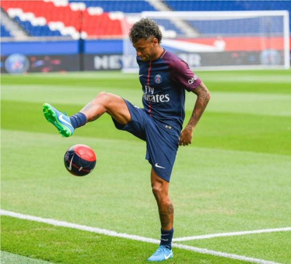 'Ney' dominando el balón ante la mirada de los medios de comunicación que han cubierto su presentación.