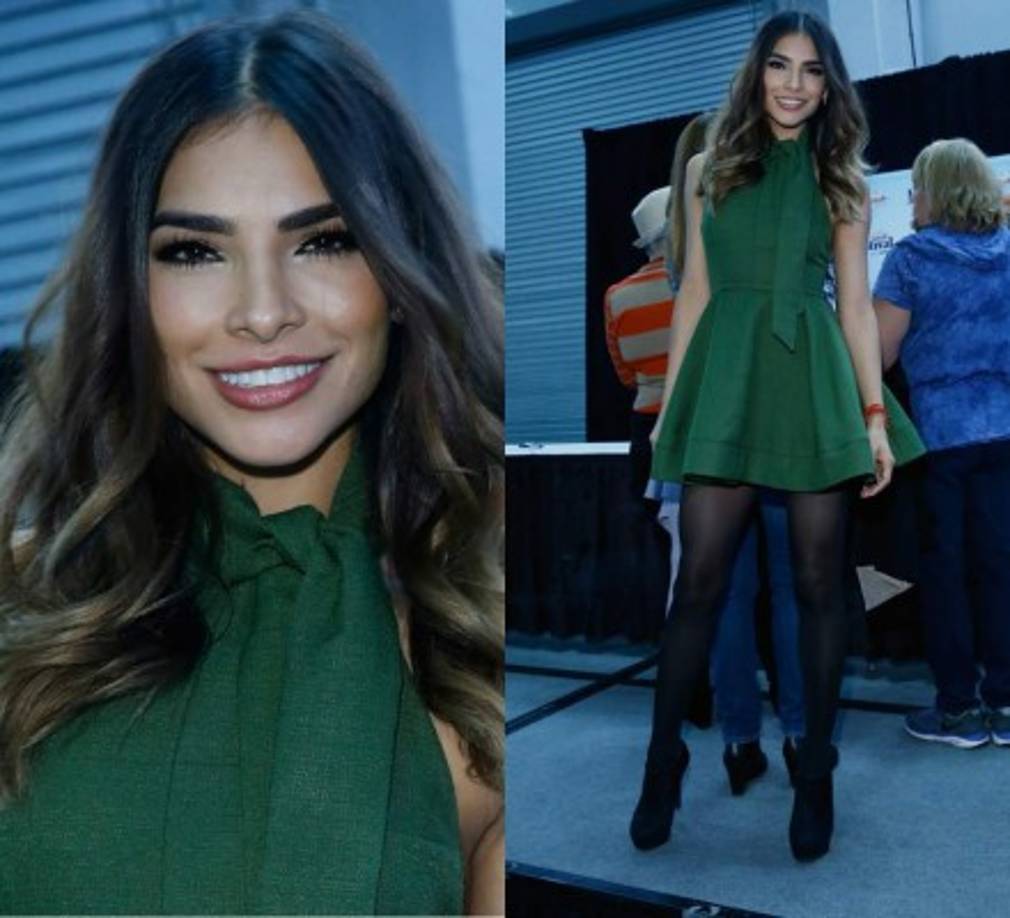 La bella Alejandra Espinoza en un traje verde con medias negras.