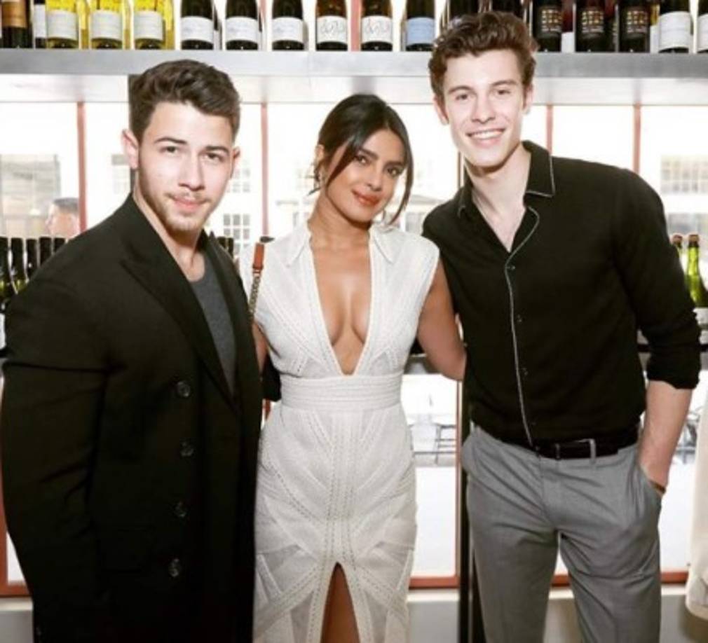 En una entrevista la conductora Ellen DeGeneres le preguntó a la actriz cómo conoció a su ahora esposo. Priyanka Chopra reveló que todo se dio a través de las redes sociales. 'Él me envió un DM [mensaje directo en Twitter] en realidad. ¡Muy millenial nosotros!', dijo entre risas. 'Me escribió en Twitter diciendo que había escuchado de amigos en común que debíamos conocernos', sostuvo la actriz. Después de leer el mensaje, ella pensó que sí era buena idea.