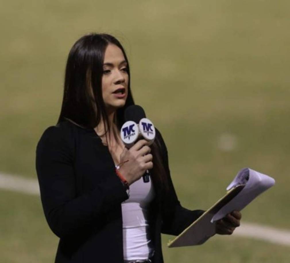 La hermosa periodista Isabel Zambrano fue la reportera del choque en donde Motagua venció 2-0 al Marathón.