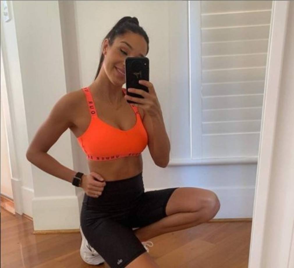 Cuenta con 11.7 millones de seguidores en Instagram y cobra 29.300 dólares por post. Pero no son muchas marcas las que la patrocinan. Ella creó su propio programa de entrenamiento llamado BBG, y una aplicación de rutinas de ejercicio que cobra suscripción. Es la número 39 a nivel mundial en descargas en AppStore.