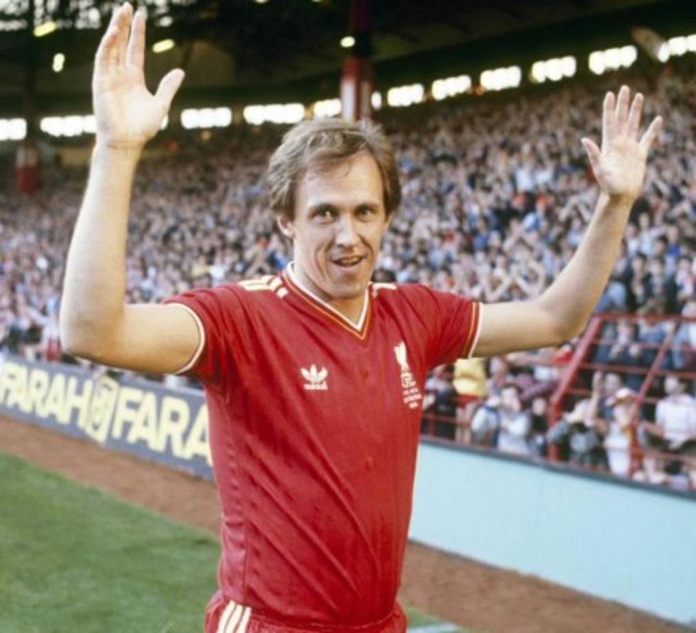 6. Phil Neal (Inglaterra).