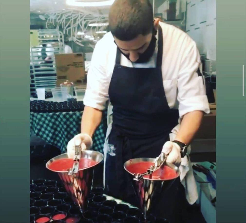 Mejía manifestó que es Chef de cabecera del restaurante ESMÉ, un destacado y peculiar restaurante que se ganó recientemente una estrella Michelin por ofrecer un atractivo menú a sus visitantes.