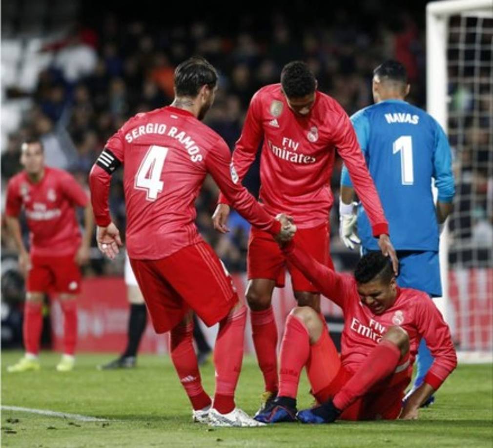 Sergio Ramos ayudando a Casemiro a levantarse. Foto Diario As