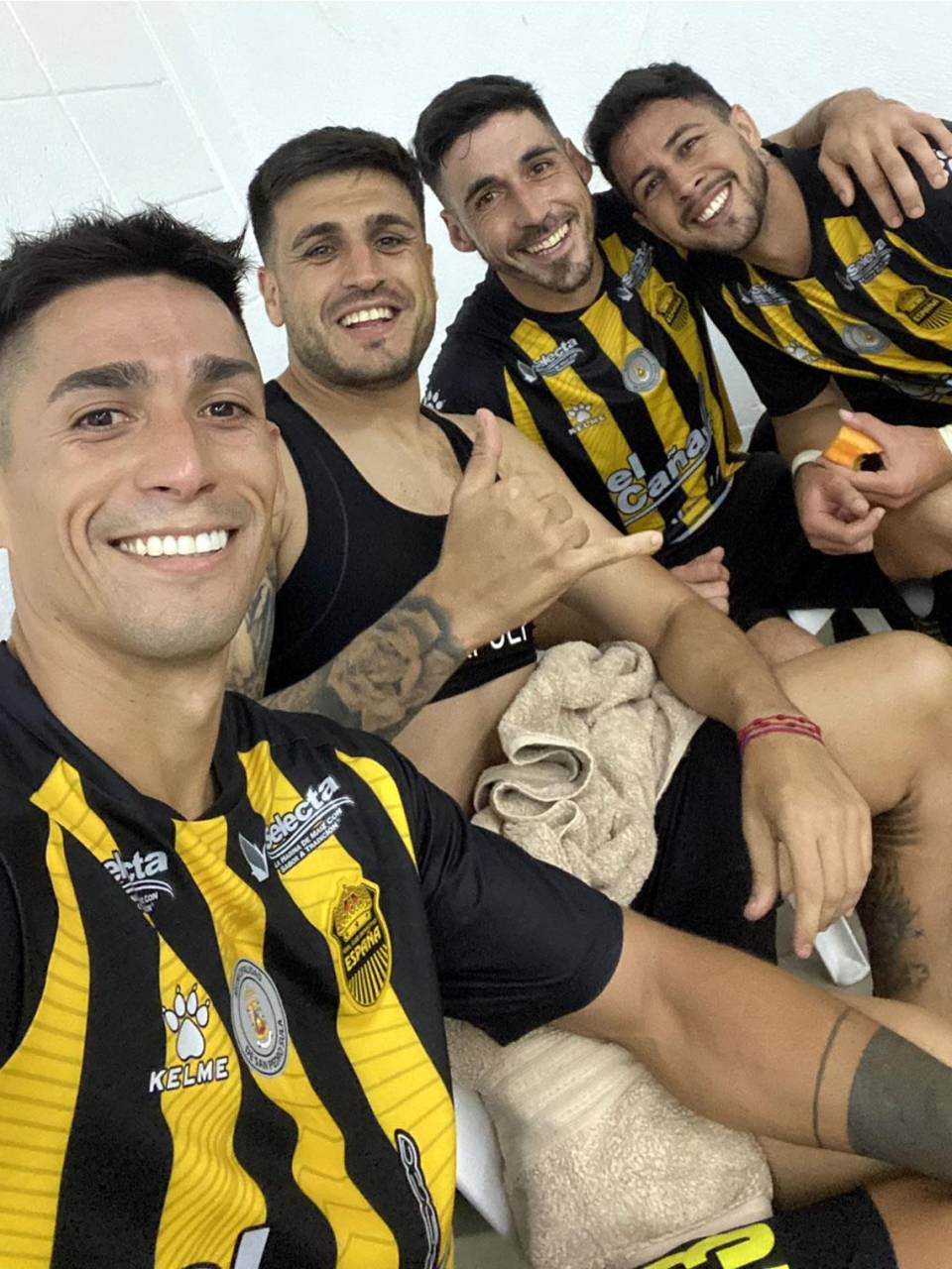 Juan Vieyra, Ramiro Rocca, Claudio Inella y Pedro Baez celebraron en el vestuario del Morazán.