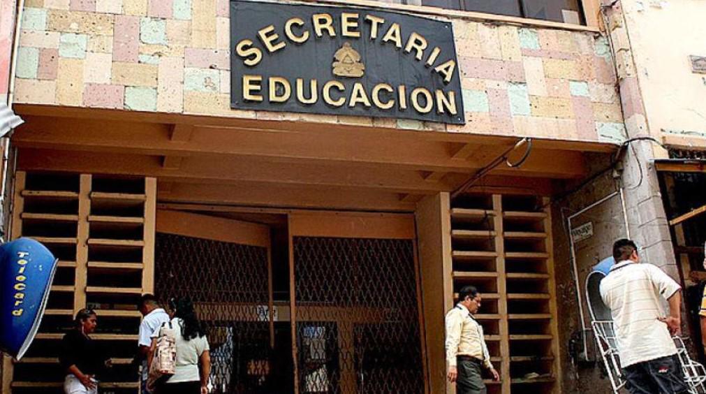 Maestros exigen que se les pague el mes de enero