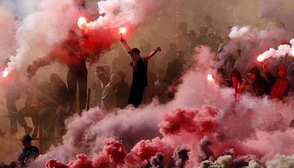  Ultra Bad Boys, del equipo Estrella Roja, esta es una barra que encabeza la lista de peligrosas por lo violenta que puede ser su afición. Los seguidores serbios presion en todo momento a su equipo para que gane, y sobre todo para que juegue bien. Entre sus “hitos” más famosos está el de saltar al terreno de juego en mitad de un partido para agredir a sus propios jugadores por su mal rendimiento.