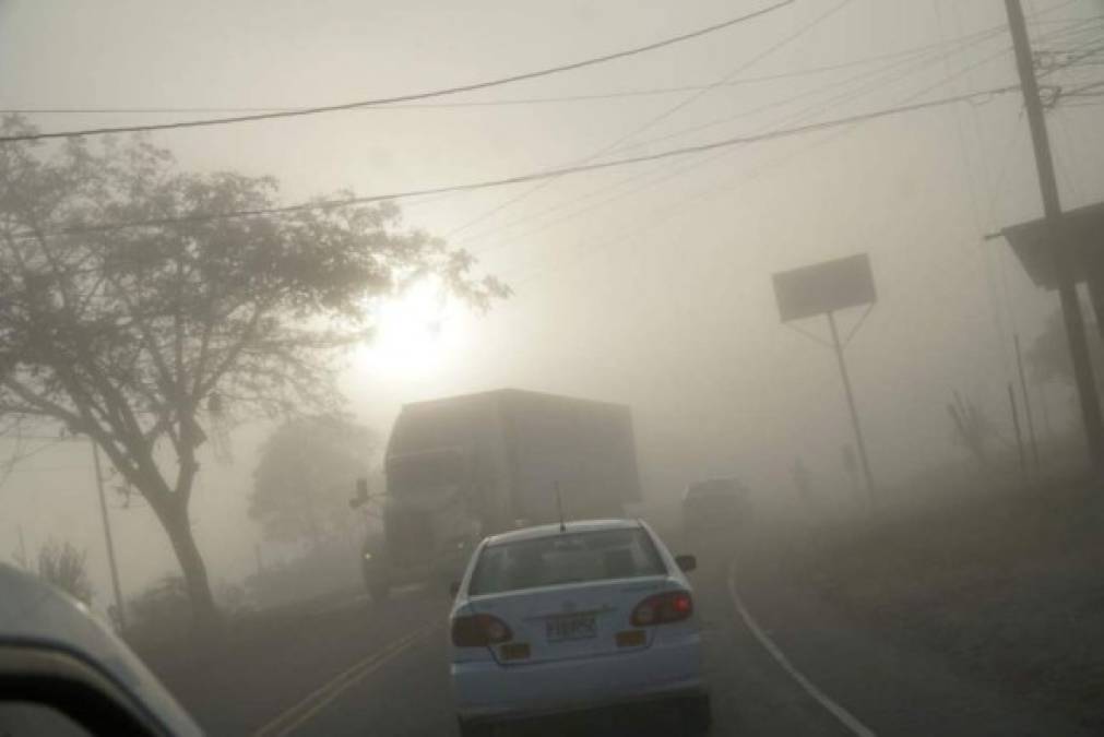 La masa de aire helado que afecta el territorio hondureño continúa provocando descensos en las temperaturas, principalmente en los extremos del día. A esto hay que sumarle vientos racheados que contribuyen en aumentar las malas condiciones. En algunas zonas las temperaturas descendieron a tres grados centígrados. El mal tiempo se mantendrá tres días más, según los expertos, por lo que la población deberá mantener a la mano los gorros, suéteres y guantes para proteger su cuerpo.