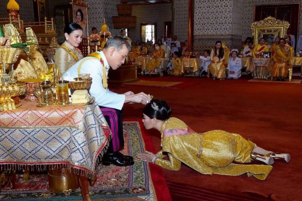 El rey también oficializó los títulos de sus hijos, incluyendo la princesa Sirivannavari Nariratana, durante su coronación.