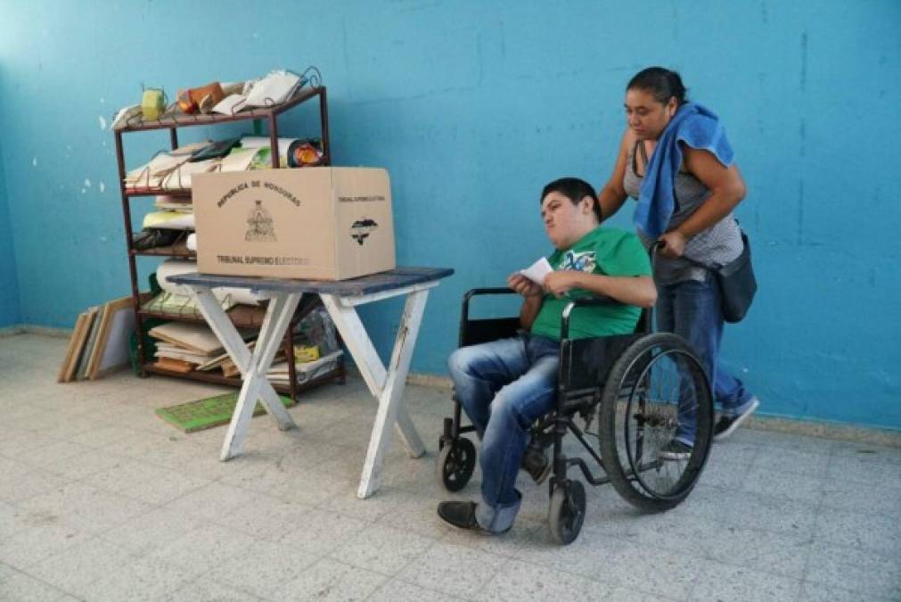 El joven asintió con su cabeza cuando LA PRENSA le consultó sobre su deseo de votar. 'El siempre quiso venir a votar; en las elecciones pasadas no pudo porque no le había salido la tarjeta de identidad', indicó su madre quien le ayudo mientras realizaba el sufragio.