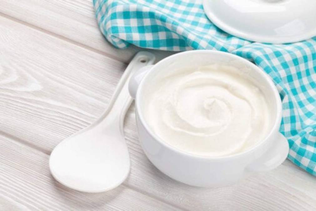 Además de proteína de calidad y calcio, el yogur puede ser una fuente de potasio a tener en cuenta. Unos 100 gramos de yogur contienen 211 mg de potasio. Ya tienes la merienda perfecta. Eso sí, ten en cuenta que la mayoría de los yogures se comercializan en recipientes de 125 g.<br/><br/>