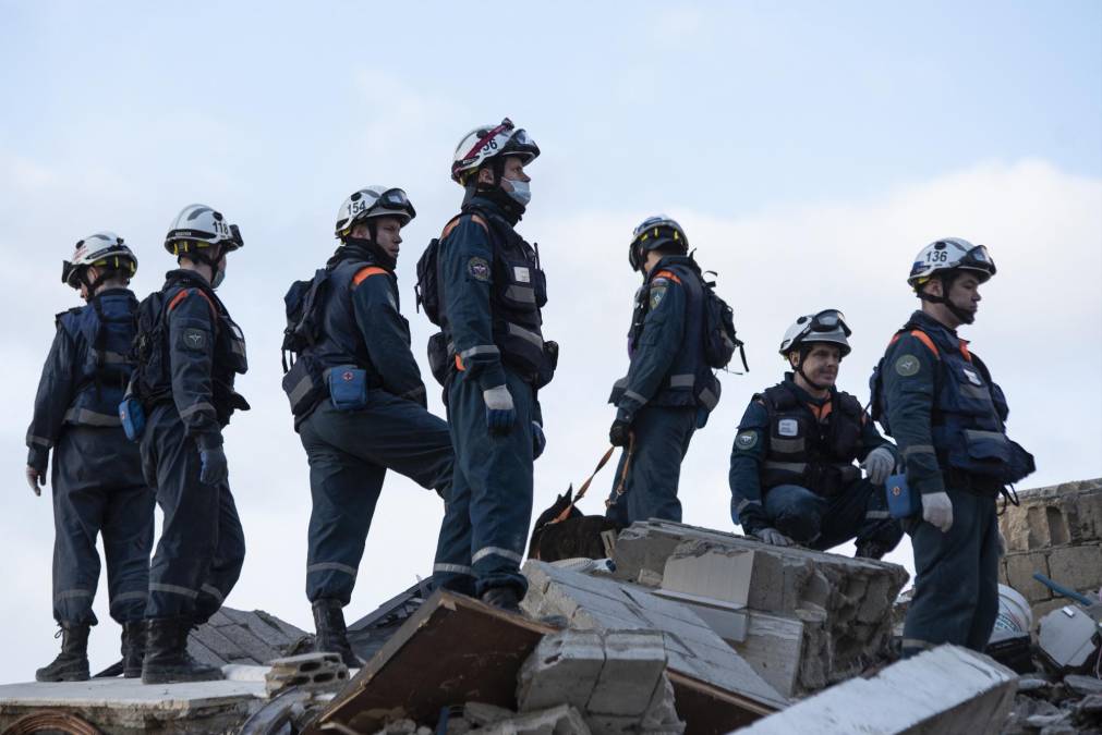 El terremoto que ha sacudido Turquía y Siria ha movilizado el apoyo de cerca de un centenar de países e instituciones, fundamentalmente con el aporte de equipos de voluntarios para los rescates así como financiación y suministros para la atención a los supervivientes.