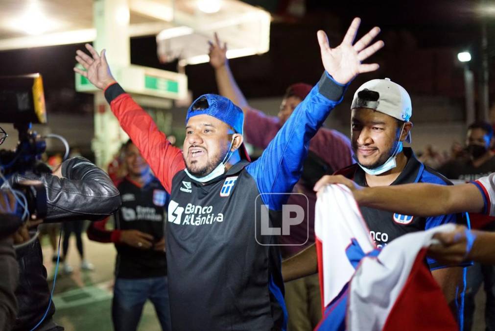 La euforia de los aficionados del Olimpia celebrando el triunfo ante el Real España.