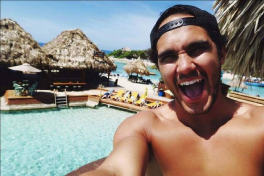 En 2016 Carlos Pena, cantante estadounidense famoso por participar en la serie de televisión Big Time Rush llegó a Roatán, Honduras, a bordo de un crucero.<br/>