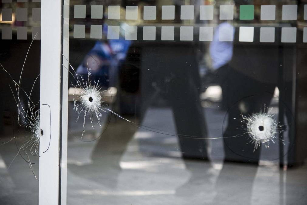 Según los primeros peritajes, hubo un total de 14 disparos que impactaron en su mayoría en la persiana metálica del supermercado.