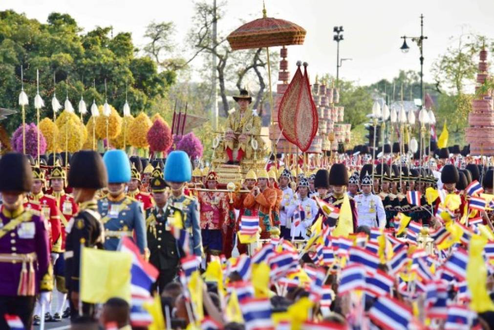 Vajiralongkorn, vestido con un recargado traje tradicional amarillo y sombrero de ala ancha, iba sobre un palanquín transportado por 16 soldados y acompañado por más de mil de militares vestidos de gala, bandas de música y sacerdotes hindúes.