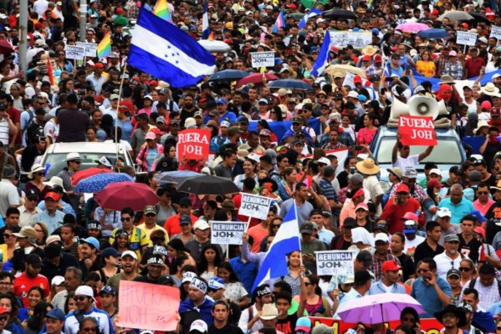 La marcha fue convocada por trabajadores estatales de la salud y la educación, junto a partidos de oposición, en videos difundidos por redes sociales. Una de las consignas era el reclamo al presidente Juan Orlando Hernández, exigiendo su renuncia.