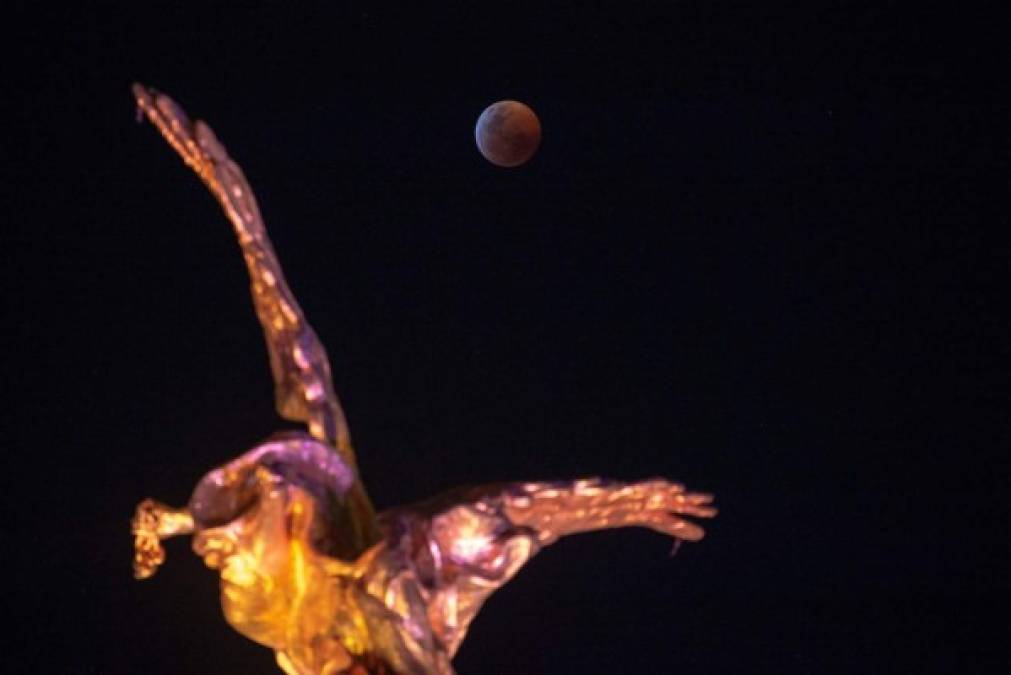 Eclipse de luna de sangre sobre el Ángel de la Independencia en la Ciudad de México. AFP