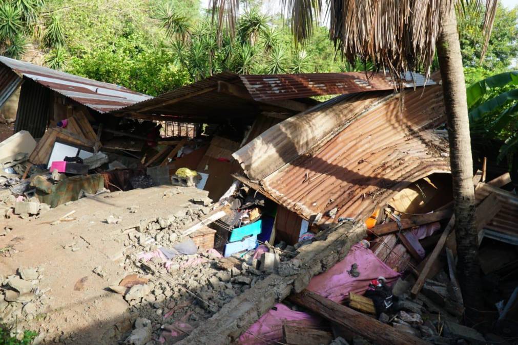 FOTOS: Colapso de muro por intensas lluvias deja dos niños fallecidos en Villanueva, Cortés