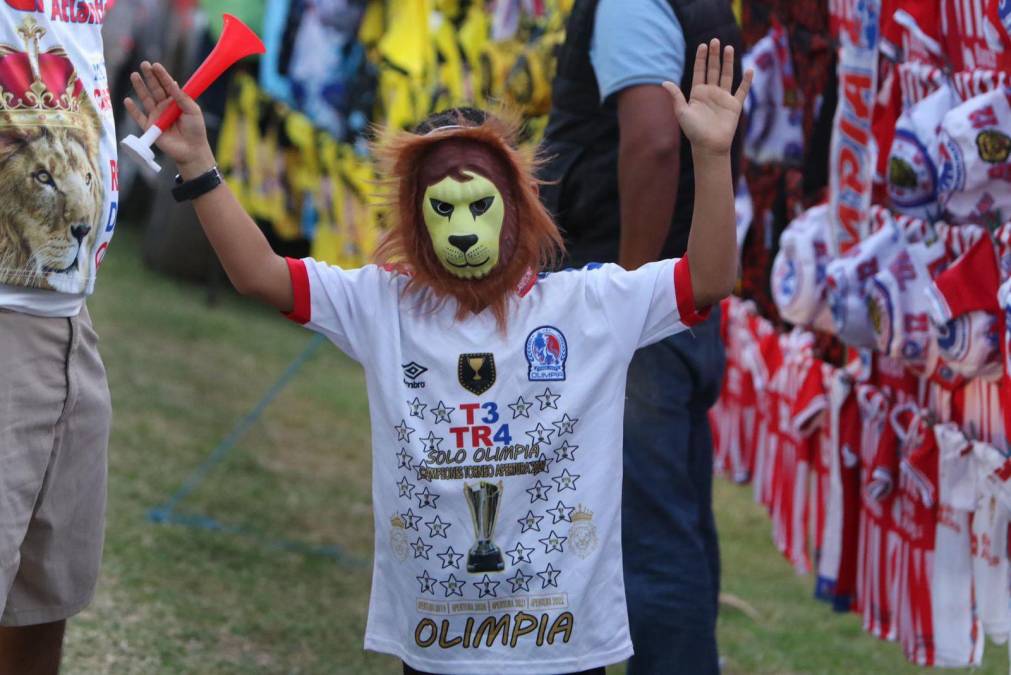 ¡Bien identificados! Los aficionados de Olimpia incluso se llevaron sus máscaras del “León” y así se mostraron previo al partido. 