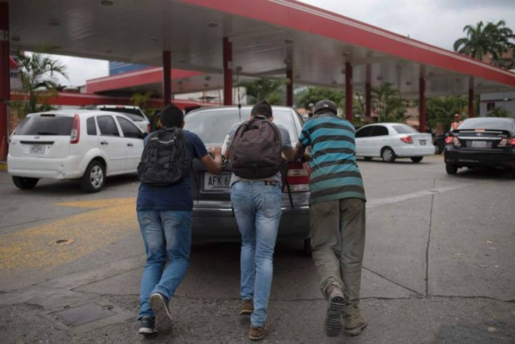 Venezuela tiene las mayores reservas petroleras y la gasolina más barata del planeta. El litro de 91 octanos cuesta un bolívar (0,0014 dólares a la tasa oficial más alta); el de 95 octanos, seis bolívares (0,0084 dólares).