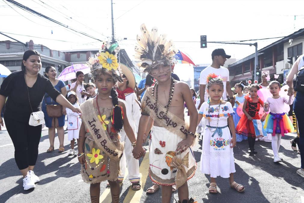 Niños engalanan desfiles patrios en San Pedro Sula