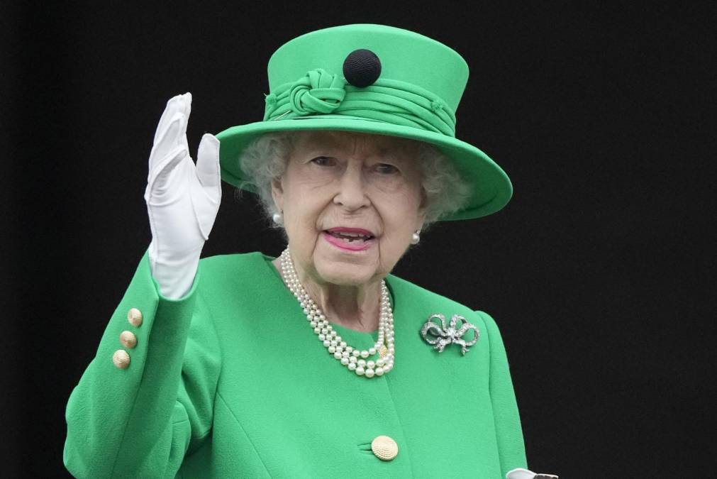 “La reina murió en paz en Balmoral esta tarde. El rey y la reina consorte permanecerán en Balmoral esta noche y regresarán a Londres mañana”, informó el Palacio de Buckingham en un comunicado