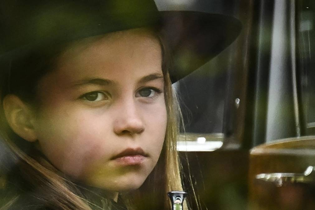 La princesa Charlotte durante el recorrido hacia el funeral de su bisabuela, la reina Isabel II.