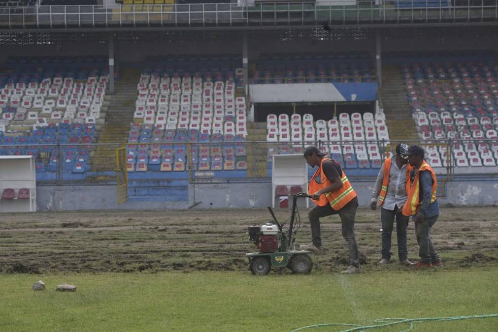 Las herramientas y los carritos de remoción sigue trabajando a tope para culminar lo antes posibles la desinstalación de la grama vieja.