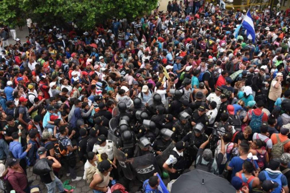 Miles de migrantes hondureños que salieron en caravana superaron un bloqueo de policías y militares en la frontera guatemalteca de Tecún Umán y lograron su objetivo de cruzar a México, en su intento por llegar a Estados Unidos. Foto AFP