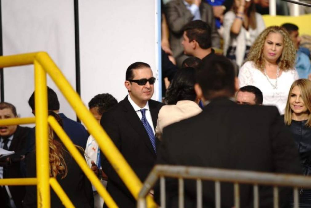 El empresario Pedro Atala a su llegada al estadio capitalino.