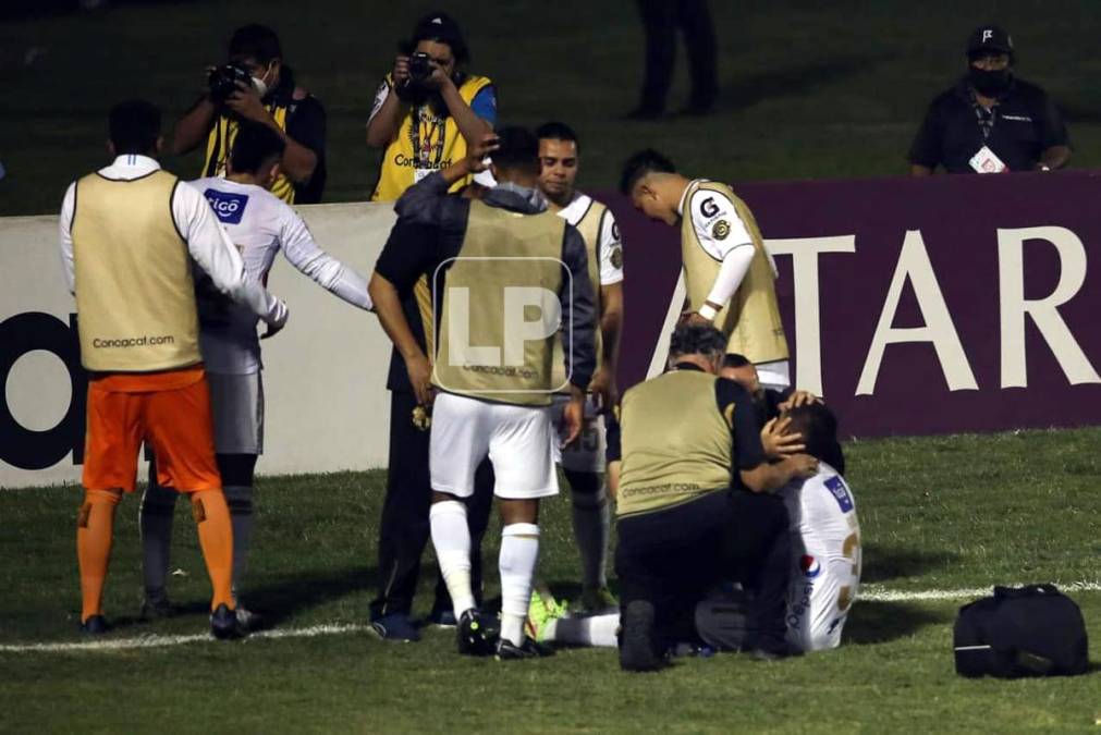 El cuerpo médico del Comunicaciones atendió en la cancha a Stheven Robles.