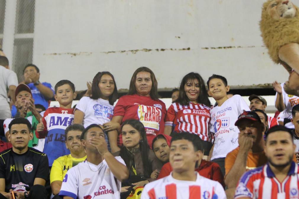 Un lindo ambiente familiar se pudo observar en las graderías del recinto en Comayagua para apoyar al Olimpia. 