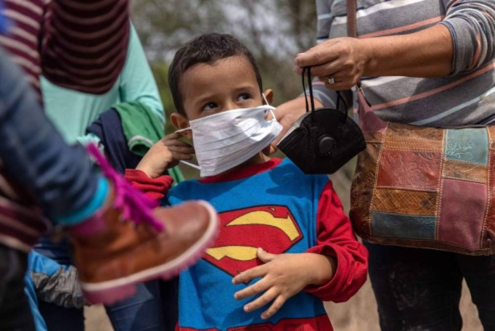 'La gente se va de Honduras, Guatemala, El Salvador ante todo por los terremotos, las inundaciones, la falta de alimentos y la violencia de las pandillas', dijo.