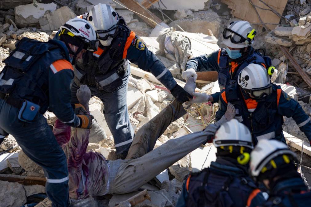 Equipos de rescate de todo el mundo trabajan contrarreloj para salvar a sobrevivientes de terremoto