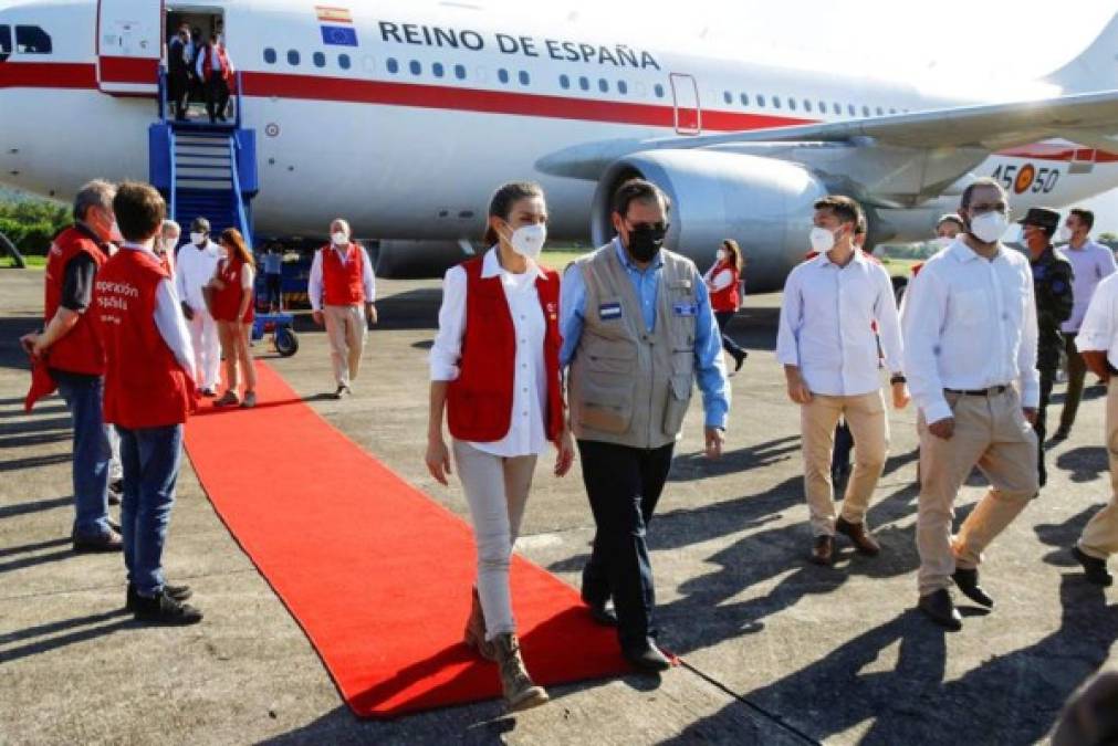 El avión oficial de la Fuerza Aérea Española aterrizó en la base aérea coronel Héctor Moncada de La Ceiba, donde doña Letizia fue recibida por el ministro de Relaciones Exteriores, Lisandro Rosales.