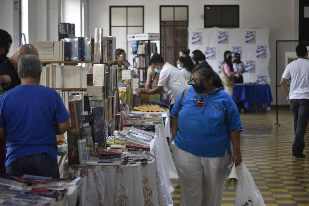 Personas de todas las edades disfrutan de lo que ofrece la feria literaria.