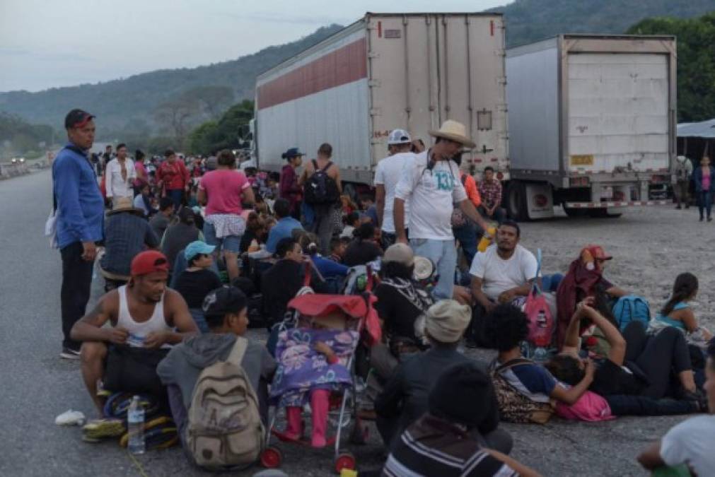 El acuerdo 'in extremis' entre México y Estados Unidos ha llevado a un refuerzo de los controles migratorios en la frontera con Guatemala con inspecciones de vehículos y una presencia más visible de las fuerzas de seguridad que, no obstante, no ha zanjado por completo el flujo de migrantes. Tal y como constató Efe, es notorio el incremento de Policía Federal, militares, marinos y agentes del Instituto Nacional de Migración (Inami), quienes se han instalado en 11 municipios del sur de Chiapas. Además, se han instalado al menos seis puestos de revisión en la zona costera de Chiapas, donde continúa la revisión de camiones, transporte público, federal y particular para evitar el flujo de migrantes ilegales.