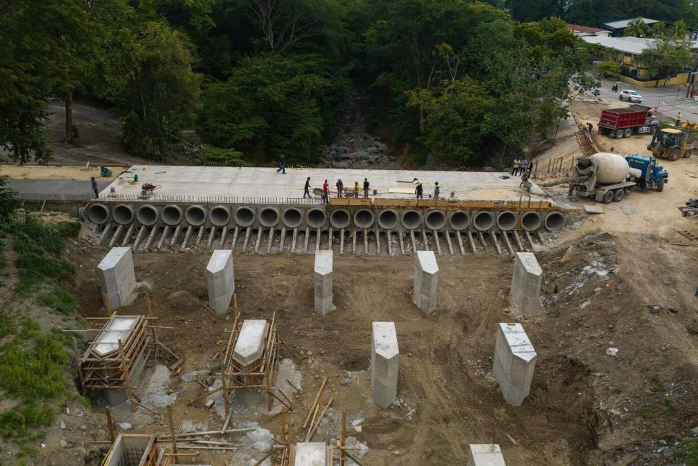 La obra comprende la construcción de nueva losa de rodadura con espesor de 20 centímetros, con una longitud de 128 metros, incluyendo las aproximaciones.